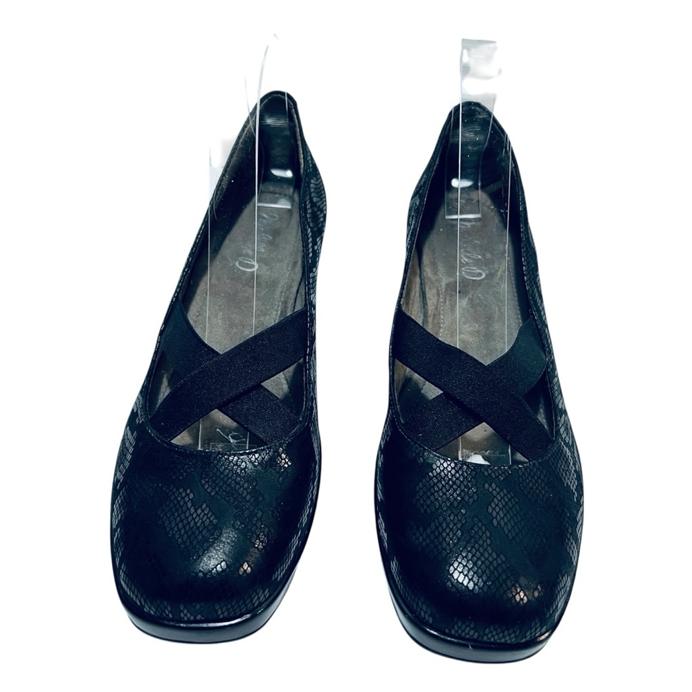 Michelle D Black Textured‎ Flats